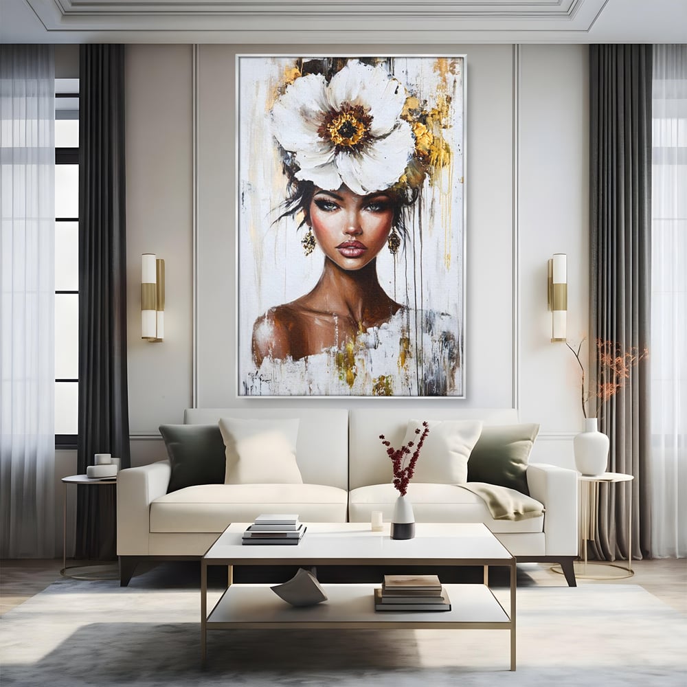 Tablou canvas cu tablou canvas cu portret feminin si floare, in rama de aluminiu argintiu, pe perete intr-un living